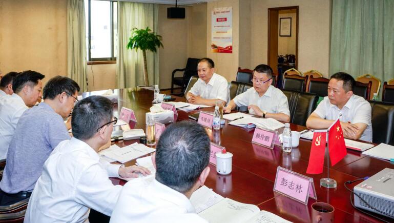 尊龙凯时集团党委召开比照党章党规找差别专题集会