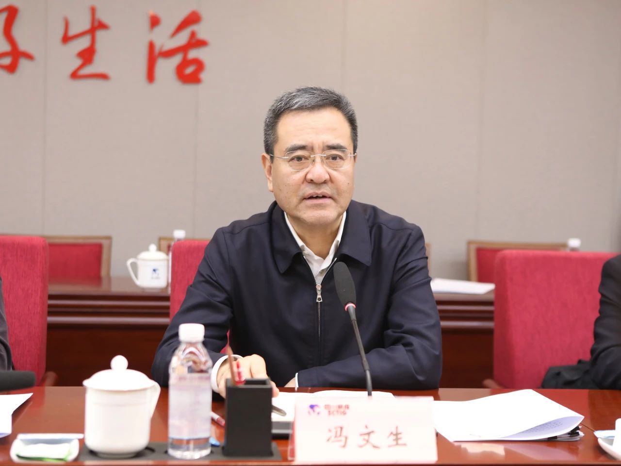 省国资委党委书记、主任冯文生赴省尊龙凯时集团调研革新生长事情